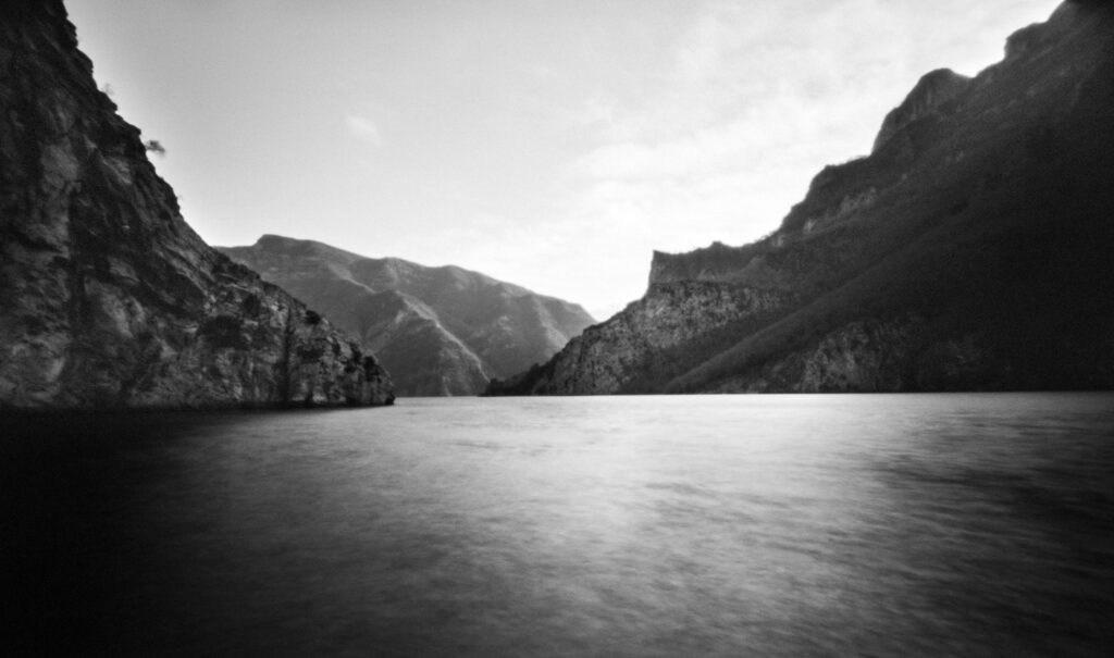 Koman Stausee in Albanien fotografiert mit einer Zero Image Lochkamera auf einem schwarzweiss Film.