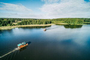 Luftaufnahme mit zwei Flößen der Tom Sawyer Tours Flotte. Ein schöner Blick über die Mecklenburgische Seenplatte.